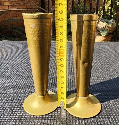 HAND HAMMERED BRITISH MAKE BRASS BUD VASES 15CM HIGH