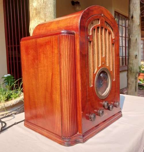 GORGEOUS CIRCA 1934 RCA VICTOR MODEL 128 TUBE RADIO TURNS ON!