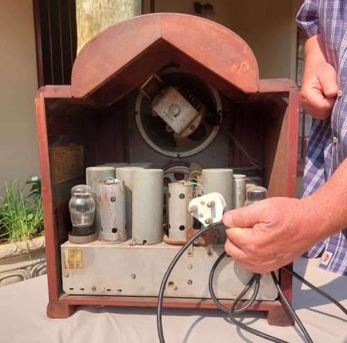 GORGEOUS CIRCA 1934 RCA VICTOR MODEL 128 TUBE RADIO TURNS ON!