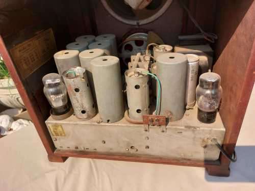 GORGEOUS CIRCA 1934 RCA VICTOR MODEL 128 TUBE RADIO TURNS ON!