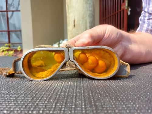 ORIGINAL OILY WW2 TEARDROP SHAPED BRITISH ARMY DISPATCH / TANK DRIVER GOGGLES