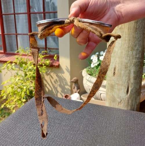 ORIGINAL OILY WW2 TEARDROP SHAPED BRITISH ARMY DISPATCH / TANK DRIVER GOGGLES
