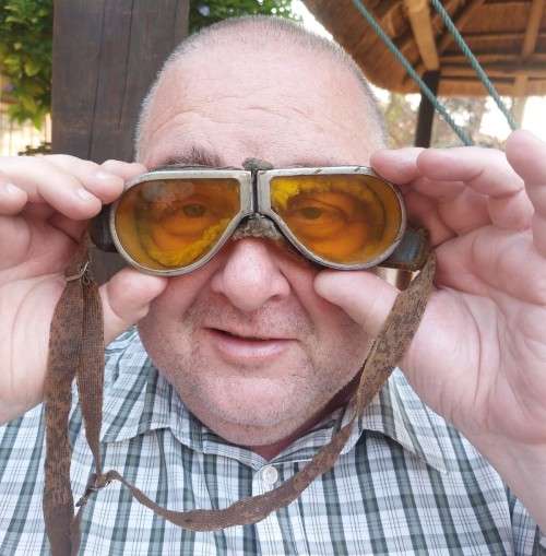 ORIGINAL OILY WW2 TEARDROP SHAPED BRITISH ARMY DISPATCH / TANK DRIVER GOGGLES