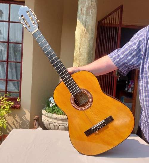 VINTAGE 1980S HOHNER B-T-2 N CLASSICAL/ACOUSTIC GUITAR IN GOOD CONDITION BUT NEEDS 2 NEW STRINGS