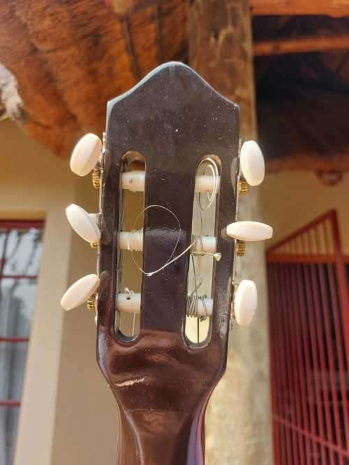 VINTAGE 1980S HOHNER B-T-2 N CLASSICAL/ACOUSTIC GUITAR IN GOOD CONDITION BUT NEEDS 2 NEW STRINGS