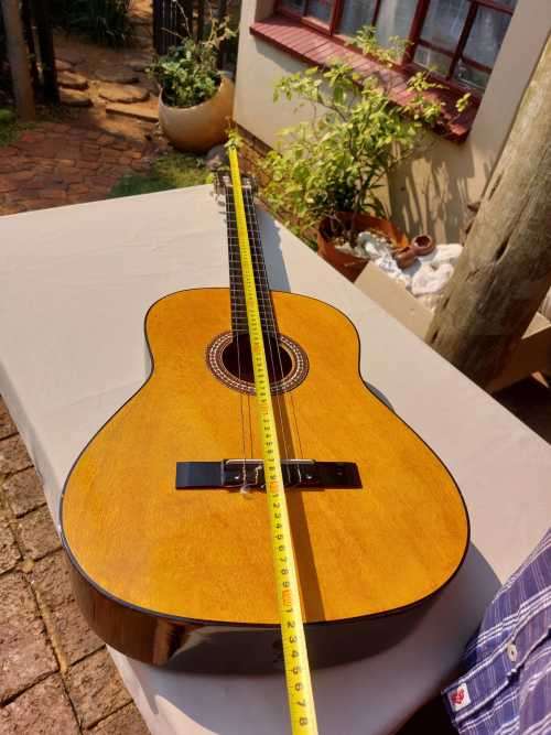 VINTAGE 1980S HOHNER B-T-2 N CLASSICAL/ACOUSTIC GUITAR IN GOOD CONDITION BUT NEEDS 2 NEW STRINGS