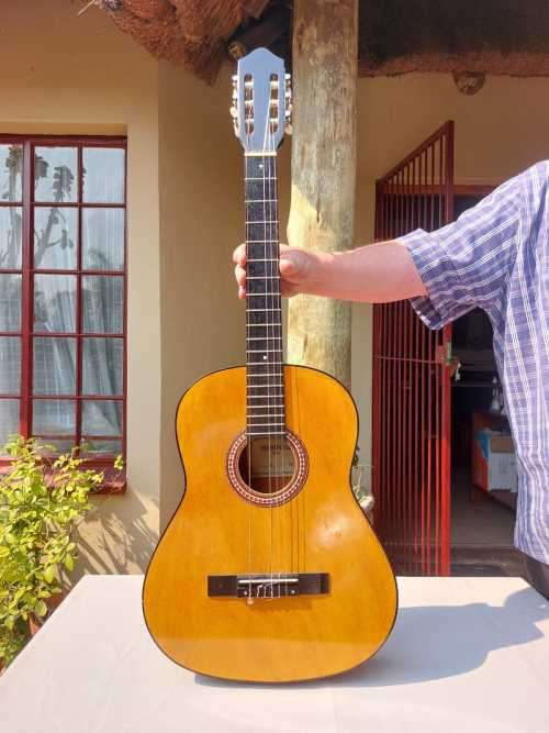 VINTAGE 1980S HOHNER B-T-2 N CLASSICAL/ACOUSTIC GUITAR IN GOOD CONDITION BUT NEEDS 2 NEW STRINGS