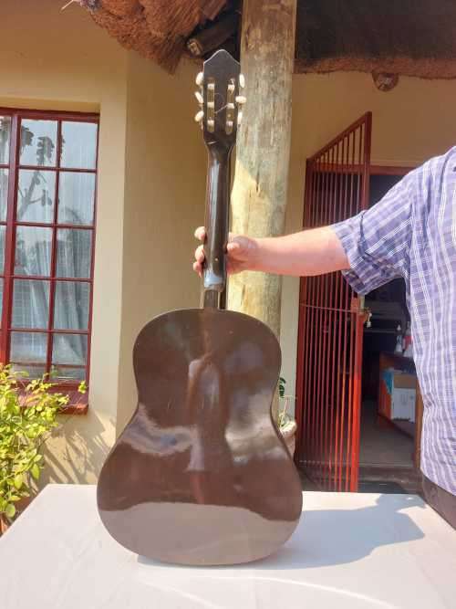 VINTAGE 1980S HOHNER B-T-2 N CLASSICAL/ACOUSTIC GUITAR IN GOOD CONDITION BUT NEEDS 2 NEW STRINGS