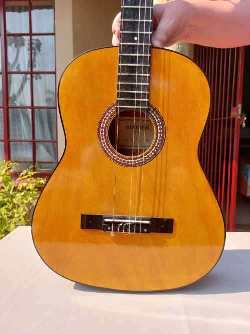 VINTAGE 1980S HOHNER B-T-2 N CLASSICAL/ACOUSTIC GUITAR IN GOOD CONDITION BUT NEEDS 2 NEW STRINGS
