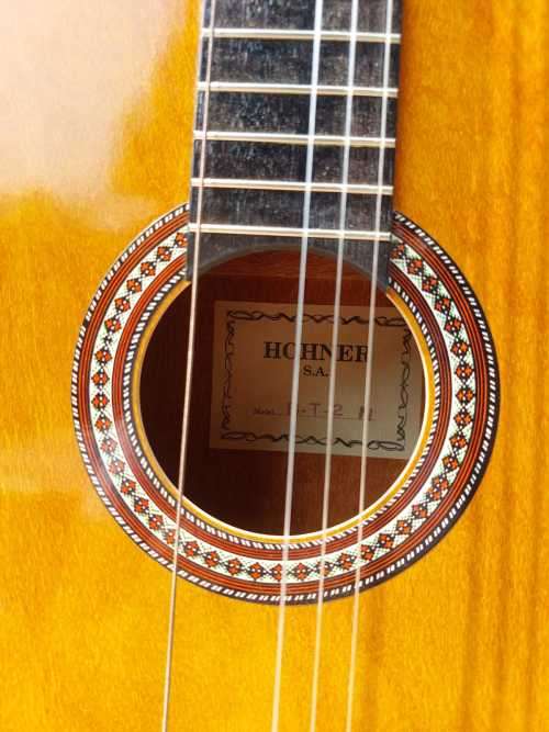 VINTAGE 1980S HOHNER B-T-2 N CLASSICAL/ACOUSTIC GUITAR IN GOOD CONDITION BUT NEEDS 2 NEW STRINGS