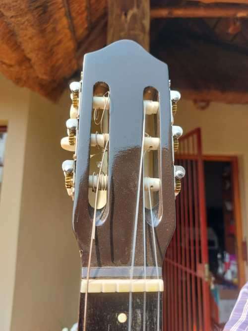 VINTAGE 1980S HOHNER B-T-2 N CLASSICAL/ACOUSTIC GUITAR IN GOOD CONDITION BUT NEEDS 2 NEW STRINGS