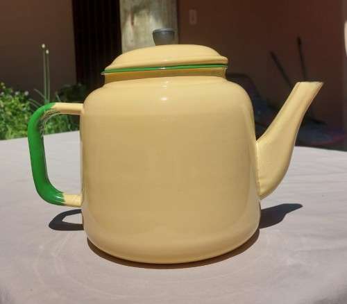 LARGE CREAM WITH GREEN TRIMS 2,25L ENAMEL KANGO BRAND TEAPOT