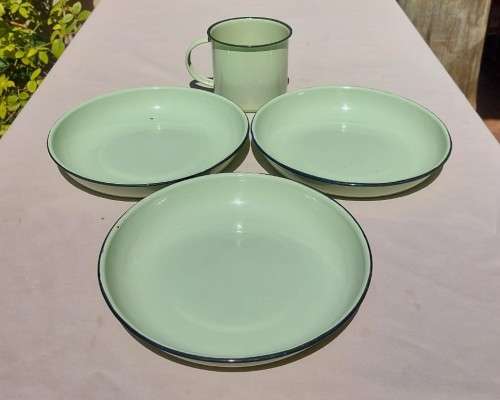 BATCH OF 4 GREEN WITH BLACK TRIMS ENAMEL ROLLED RIM SOUP BOWLS AND LARGE COFFEE MUG