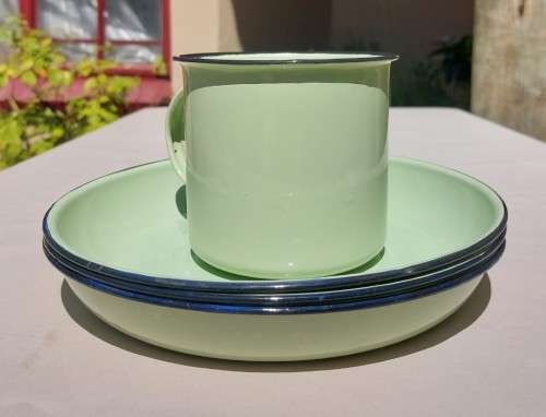 BATCH OF 4 GREEN WITH BLACK TRIMS ENAMEL ROLLED RIM SOUP BOWLS AND LARGE COFFEE MUG