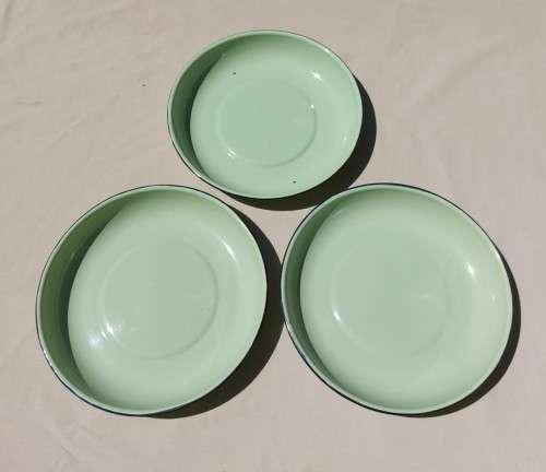 BATCH OF 4 GREEN WITH BLACK TRIMS ENAMEL ROLLED RIM SOUP BOWLS AND LARGE COFFEE MUG