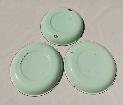 BATCH OF 4 GREEN WITH BLACK TRIMS ENAMEL ROLLED RIM SOUP BOWLS AND LARGE COFFEE MUG