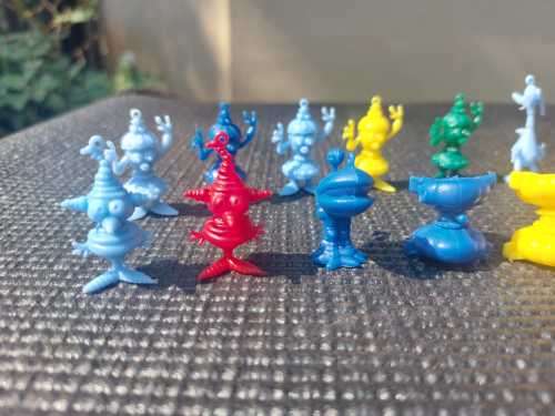 FUNNIE FRINGES 19 RARE 1960S R&L CEREAL PLASTIC TOYS  MEET SWINGE, SPINGE, SNIFFINGE AND NUTTINGE A