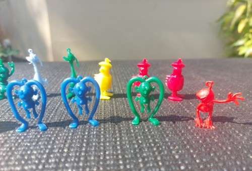 FUNNIE FRINGES 19 RARE 1960S R&L CEREAL PLASTIC TOYS  MEET SWINGE, SPINGE, SNIFFINGE AND NUTTINGE A