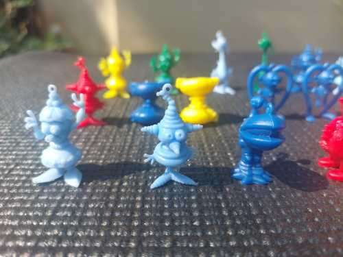 FUNNIE FRINGES 19 RARE 1960S R&L CEREAL PLASTIC TOYS  MEET SWINGE, SPINGE, SNIFFINGE AND NUTTINGE A
