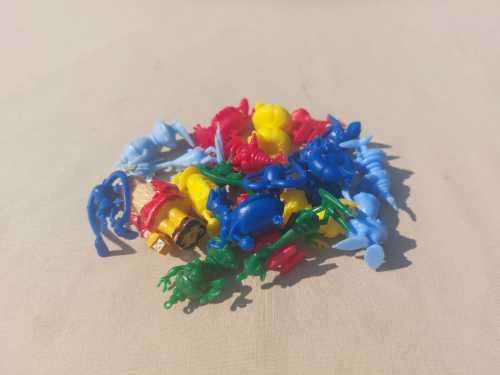 FUNNIE FRINGES 19 RARE 1960S R&L CEREAL PLASTIC TOYS  MEET SWINGE, SPINGE, SNIFFINGE AND NUTTINGE A