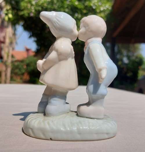 CUTE HERITAGE PORCELAIN FIRT KISS FIGURINE IN LLADRO STYLE