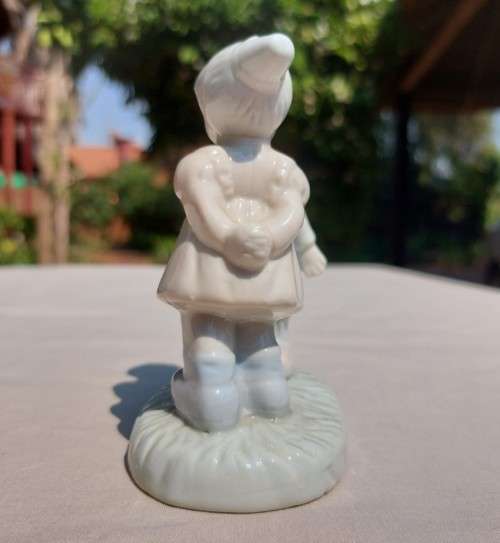 CUTE HERITAGE PORCELAIN FIRT KISS FIGURINE IN LLADRO STYLE