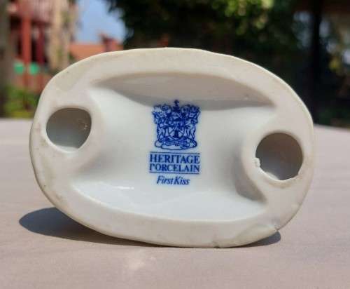 CUTE HERITAGE PORCELAIN FIRT KISS FIGURINE IN LLADRO STYLE