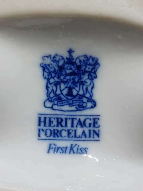 CUTE HERITAGE PORCELAIN FIRT KISS FIGURINE IN LLADRO STYLE