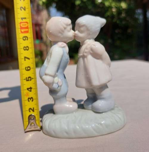 CUTE HERITAGE PORCELAIN FIRT KISS FIGURINE IN LLADRO STYLE
