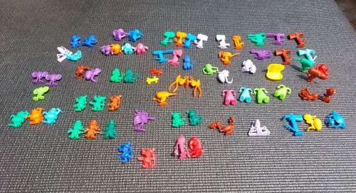 LARGE GROUP OF ASSORTED 1960S R&L KELLOGS CEREAL PLASTIC TOYS  INCLUDES 13 RARE CRATER CRITTERS