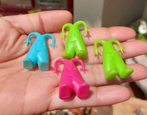 LARGE GROUP OF ASSORTED 1960S R&L KELLOGS CEREAL PLASTIC TOYS  INCLUDES 13 RARE CRATER CRITTERS