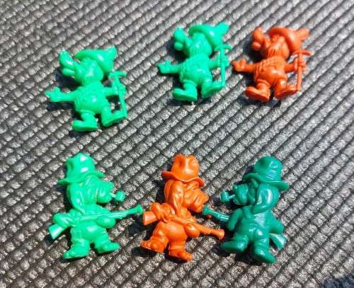 LARGE GROUP OF ASSORTED 1960S R&L KELLOGS CEREAL PLASTIC TOYS  INCLUDES 13 RARE CRATER CRITTERS