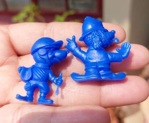LARGE GROUP OF ASSORTED 1960S R&L KELLOGS CEREAL PLASTIC TOYS  INCLUDES 13 RARE CRATER CRITTERS