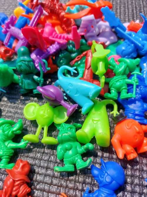 LARGE GROUP OF ASSORTED 1960S R&L KELLOGS CEREAL PLASTIC TOYS  INCLUDES 13 RARE CRATER CRITTERS