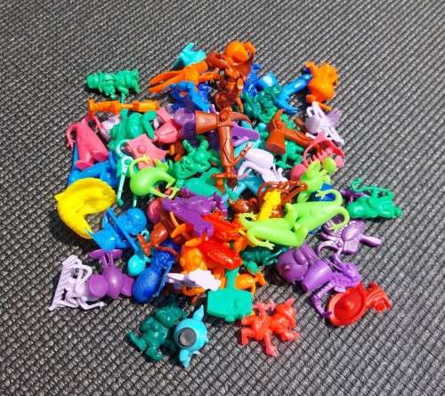 LARGE GROUP OF ASSORTED 1960S R&L KELLOGS CEREAL PLASTIC TOYS  INCLUDES 13 RARE CRATER CRITTERS