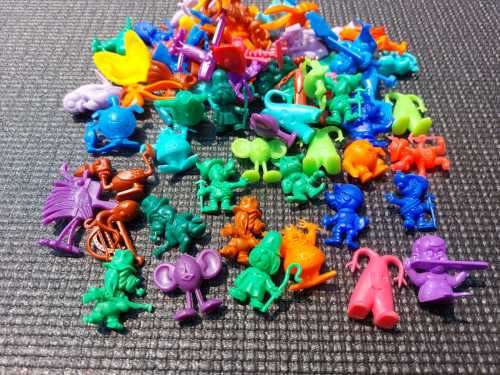 LARGE GROUP OF ASSORTED 1960S R&L KELLOGS CEREAL PLASTIC TOYS  INCLUDES 13 RARE CRATER CRITTERS