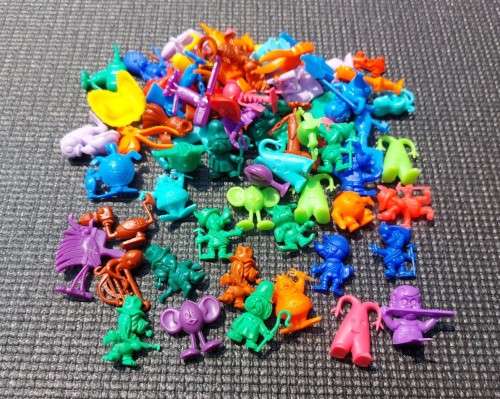 LARGE GROUP OF ASSORTED 1960S R&L KELLOGS CEREAL PLASTIC TOYS  INCLUDES 13 RARE CRATER CRITTERS