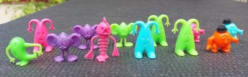 LARGE GROUP OF ASSORTED 1960S R&L KELLOGS CEREAL PLASTIC TOYS  INCLUDES 13 RARE CRATER CRITTERS