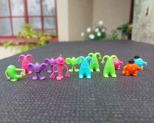 LARGE GROUP OF ASSORTED 1960S R&L KELLOGS CEREAL PLASTIC TOYS  INCLUDES 13 RARE CRATER CRITTERS