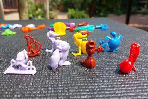 LARGE GROUP OF ASSORTED 1960S R&L KELLOGS CEREAL PLASTIC TOYS  INCLUDES 13 RARE CRATER CRITTERS