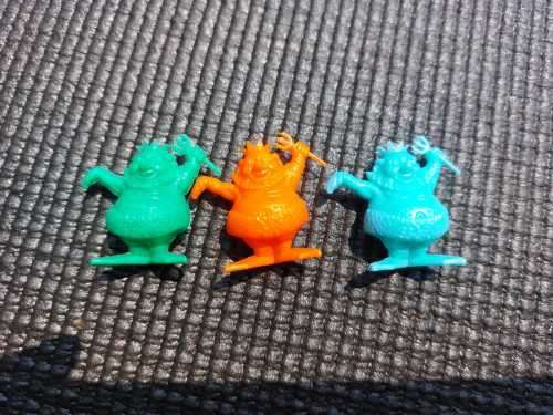 LARGE GROUP OF ASSORTED 1960S R&L KELLOGS CEREAL PLASTIC TOYS  INCLUDES 13 RARE CRATER CRITTERS
