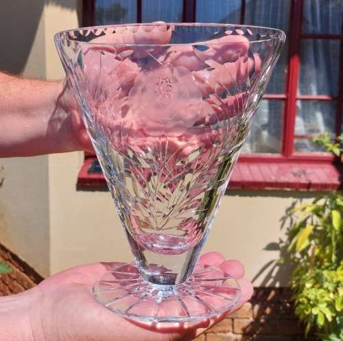 EXQUISITE VINTAGE FAN SHAPED CUT CHRYSTAL VASE WITH FLORAL DESIGN