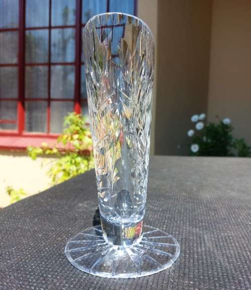 EXQUISITE VINTAGE FAN SHAPED CUT CHRYSTAL VASE WITH FLORAL DESIGN