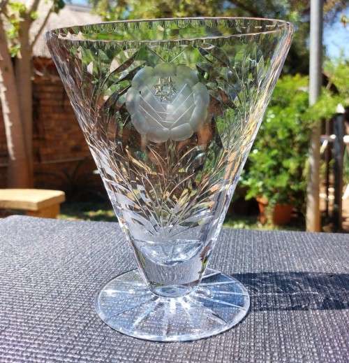 EXQUISITE VINTAGE FAN SHAPED CUT CHRYSTAL VASE WITH FLORAL DESIGN