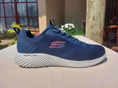 SKECHERS ULTRA LIGHT NAVY BLUE PULL-ON WALKING SNEAKERS MEN SIZE 11 WITH ELASTIC LACES