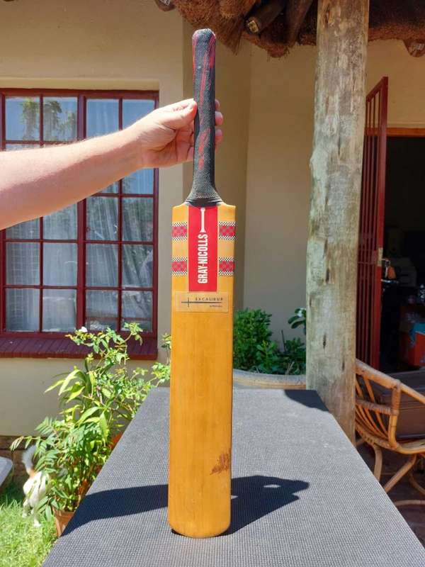 VINTAGE 1980S CRICKET SET WITH 2 FAMOUS CRICKET BATS: AN STUART SURRIDGE SS JUMBO AND A GRAY NICHOLS