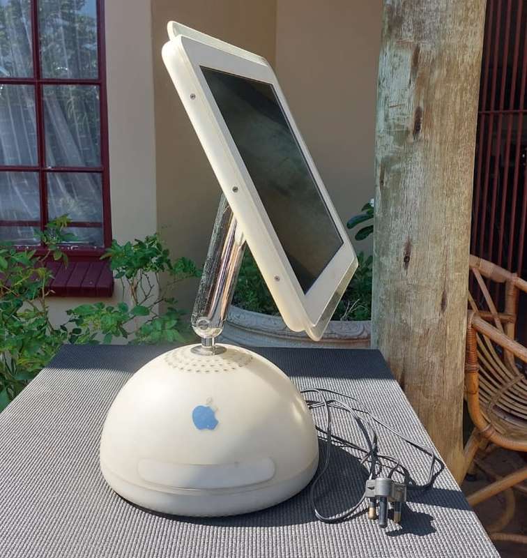 ICONIC APPLE G4 BALL IMAC FROM 2003 IN GOOD WORKING CONDITION