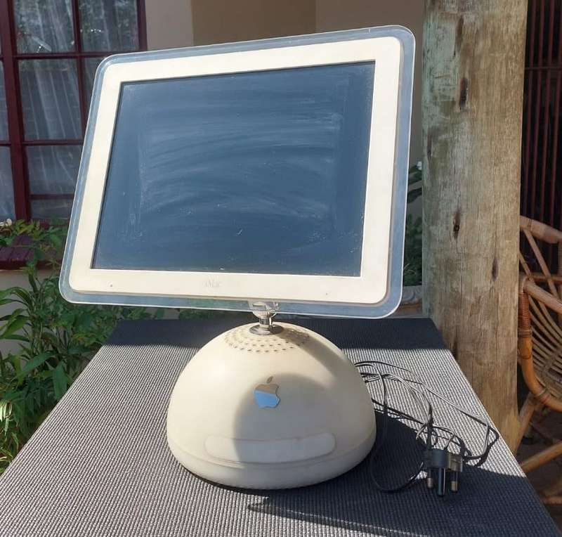 ICONIC APPLE G4 BALL IMAC FROM 2003 IN GOOD WORKING CONDITION
