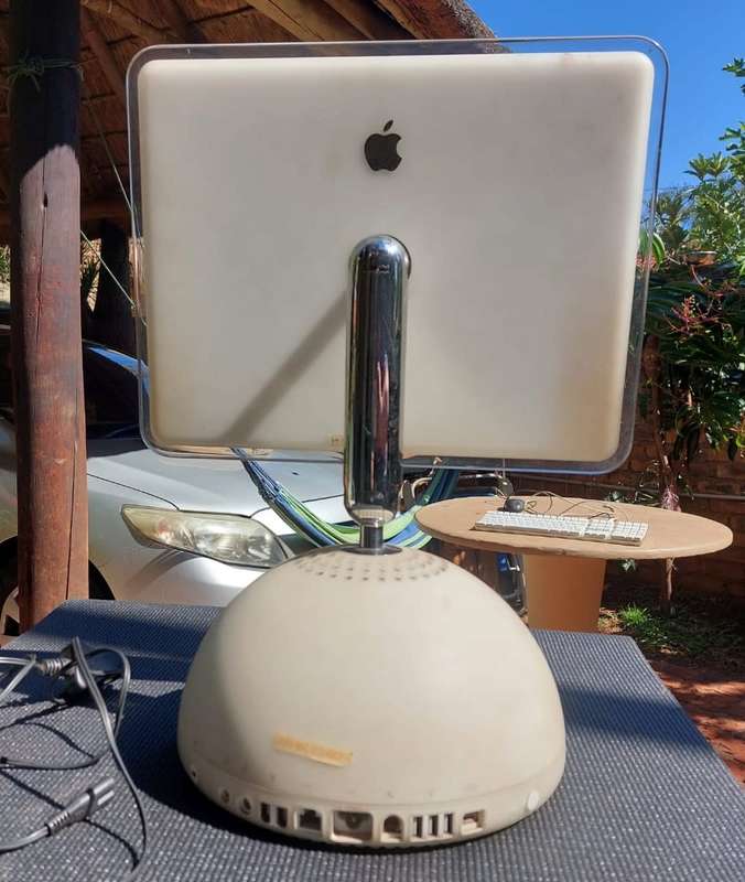 ICONIC APPLE G4 BALL IMAC FROM 2003 IN GOOD WORKING CONDITION