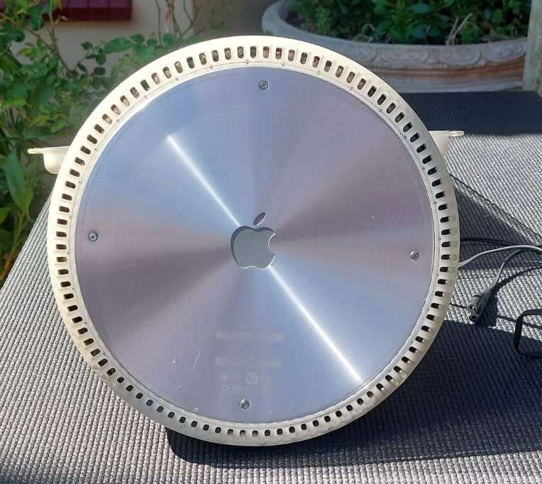 ICONIC APPLE G4 BALL IMAC FROM 2003 IN GOOD WORKING CONDITION